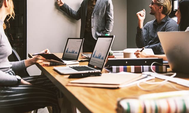 Comment le soutien social aide à gérer le stress au travail