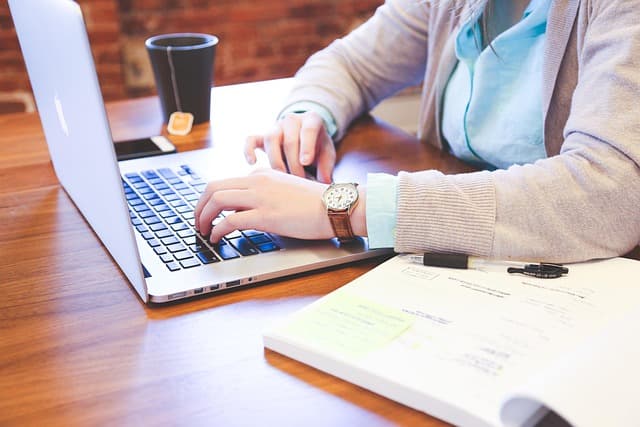 Comment la Communication Efficace Réduit le Stress au Travail